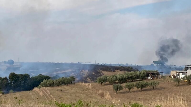 Via Santa Fumia, scoppiato esteso incendio che ha interessato diversi comuni