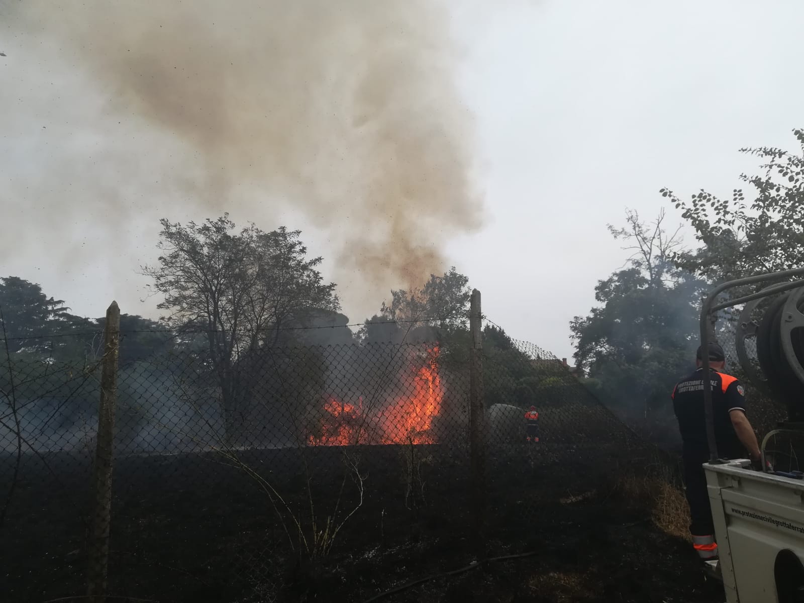 Marino, scoppiati vasti incendi al confine con Grottaferrata