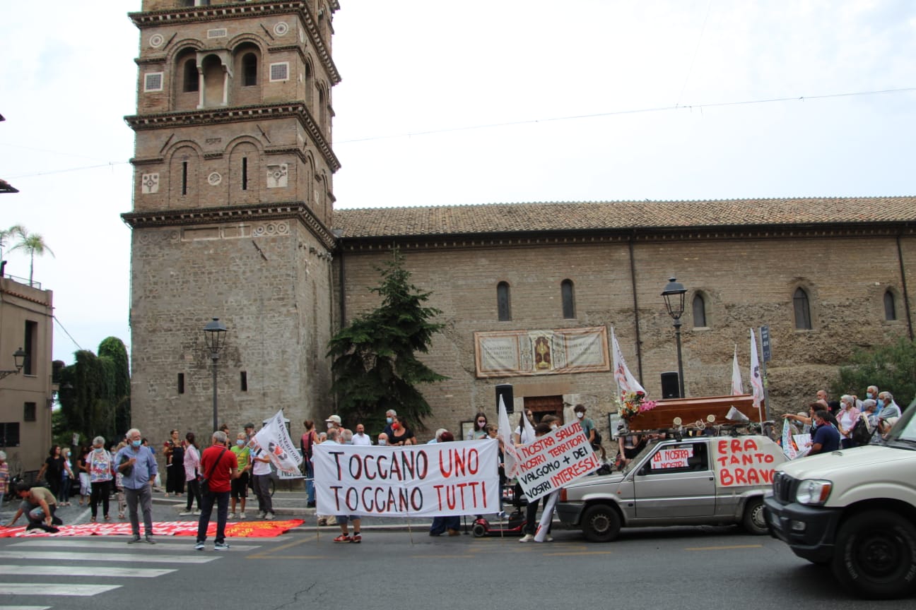 Albano, iniziato il corteo contro la discarica a Piazza San Pietro, circa 350 i manifestanti [FOTO]