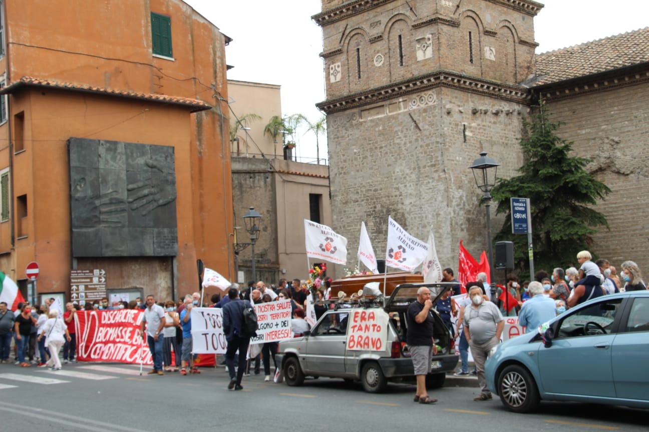 I Castelli Romani scendono in piazza contro la riapertura di Roncigliano