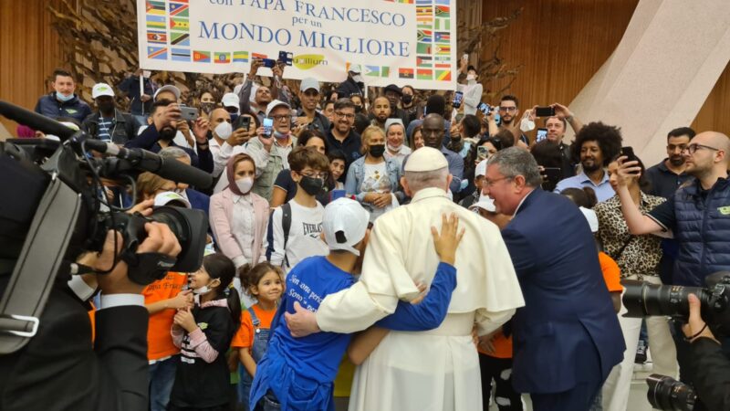 VATICANO: PAPA INCONTRA E ABBRACCIA OPERATORI DEL CENTRO MONDO MIGLIORE DI ROCCA DI PAPA,  “CACCIATI” DAI PADRI OBLATI DAL CENTRO DI ACCOGLIENZA.