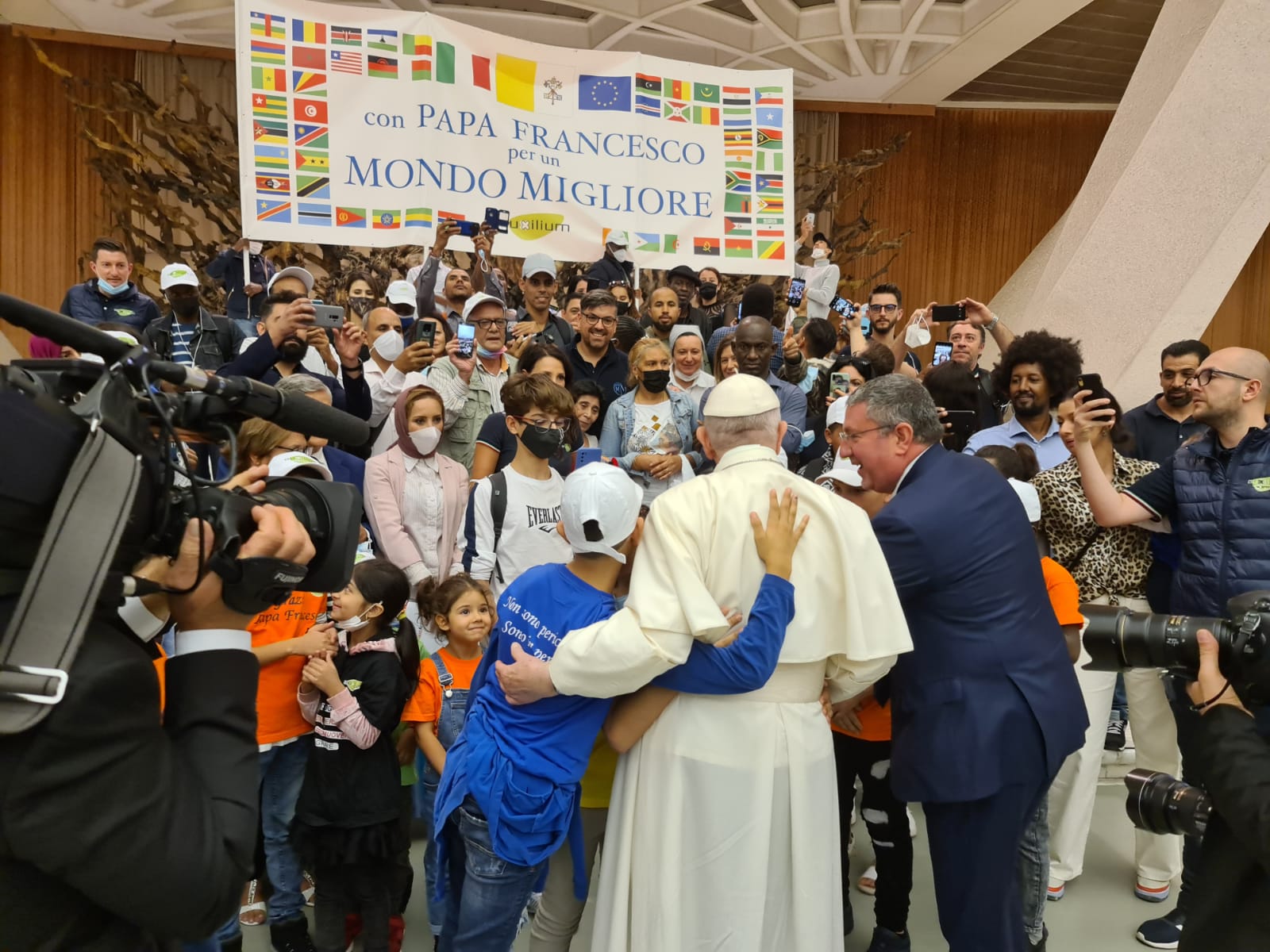 VATICANO: PAPA INCONTRA E ABBRACCIA OPERATORI DEL CENTRO MONDO MIGLIORE DI ROCCA DI PAPA,  “CACCIATI” DAI PADRI OBLATI DAL CENTRO DI ACCOGLIENZA.