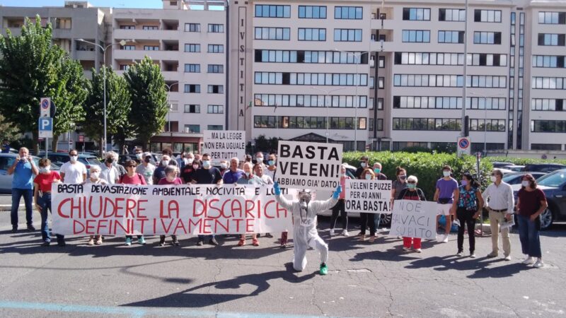 Velletri, in corso la protesta contro la discarica davanti al tribunale