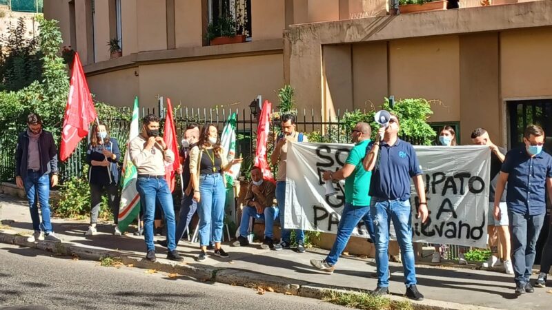 Roma, protesta degli operatori del centro di accoglienza Mondo Migliore a causa dello sfratto dei frati Oblati