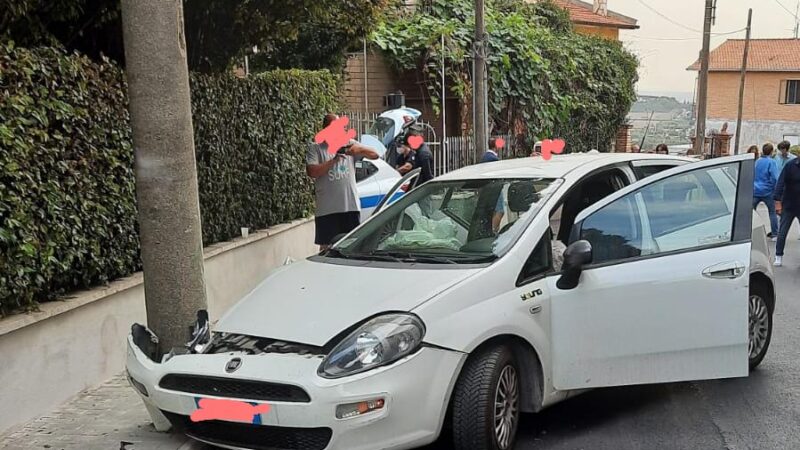 Ariccia, macchina sbanda contro un palo: uno dei passeggeri in codice rosso