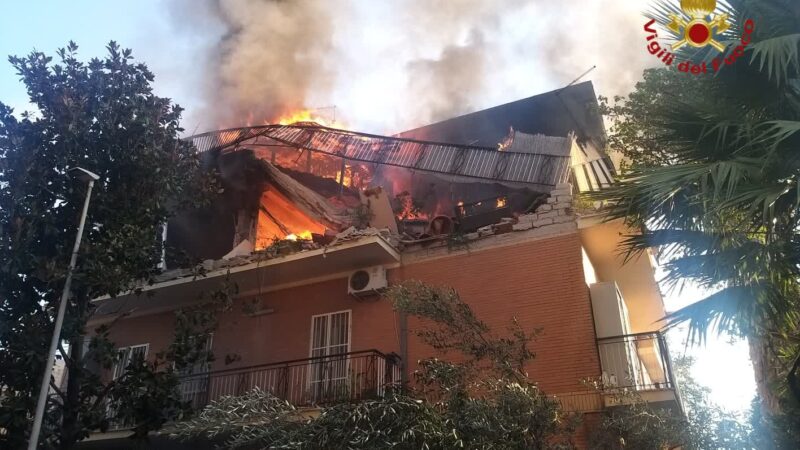 Roma, palazzina crolla a seguito di un’esplosione in zona Torre Angela[FOTO]