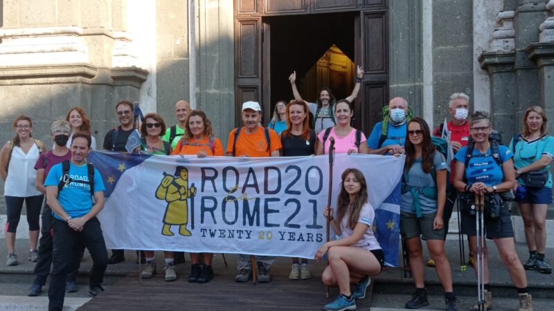 Albano, i pellegrini della Via Francigena si incamminano verso Velletri