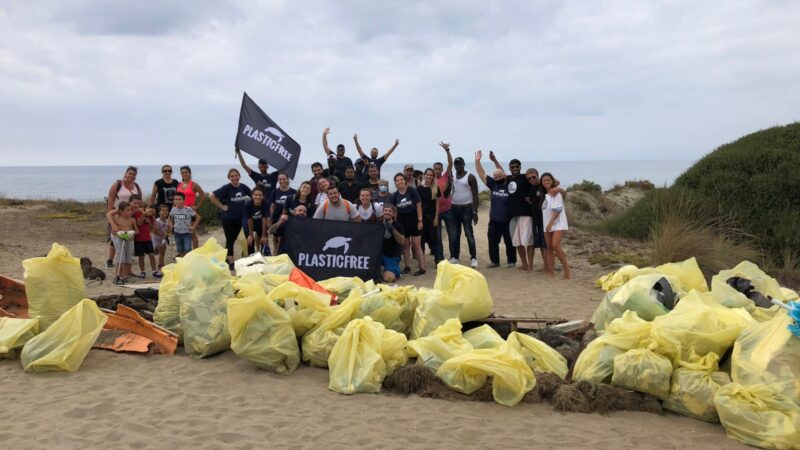 Anche sul litorale di Nettuno all’oasi di Torre Astura raccolti centinaia di sacchi di plastica e rifiuti