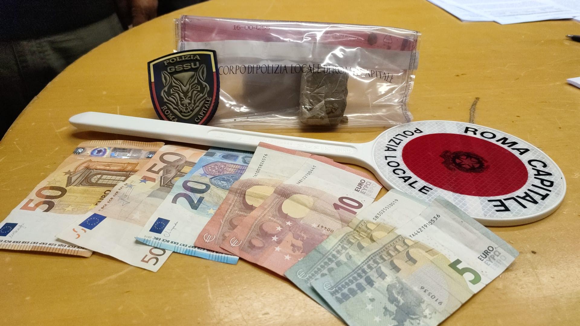 Roma, Trastevere, pusher arrestato dalla Polizia Locale: nascondeva l’hashish dentro le mascherine