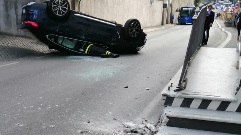 Castel Gandolfo, BMW centra le scalinate di un palazzo storico e si cappotta