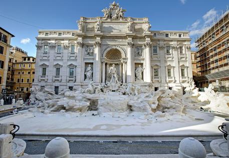 Roma, entra nella Fontana di Trevi, sanzionato dalla Polizia Locale.