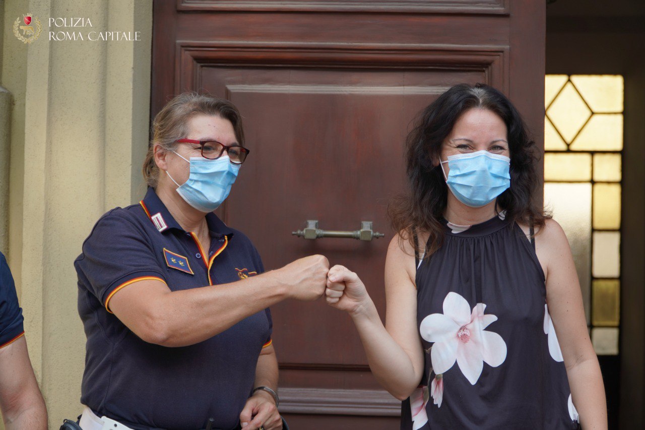 Roma. Polizia Locale, iniziativa di solidarietà. Agenti acquistano e devolvono beni di prima necessità a mamme e bambini scappati dalla guerra.