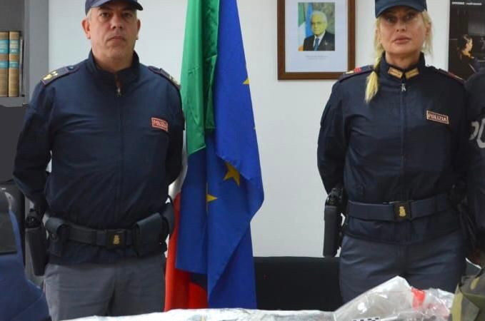 Nettuno. Blitz della polizia in un garage. Arrestato 43enne, sequestrate armi e oltre mezzo  kg di hashish e 107, 3 gr di cocaina.