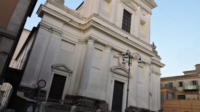 Genzano, caduta di cornicioni dalla facciata del Duomo centrale. Colpita una donna nei pressi della chiesa ieri.