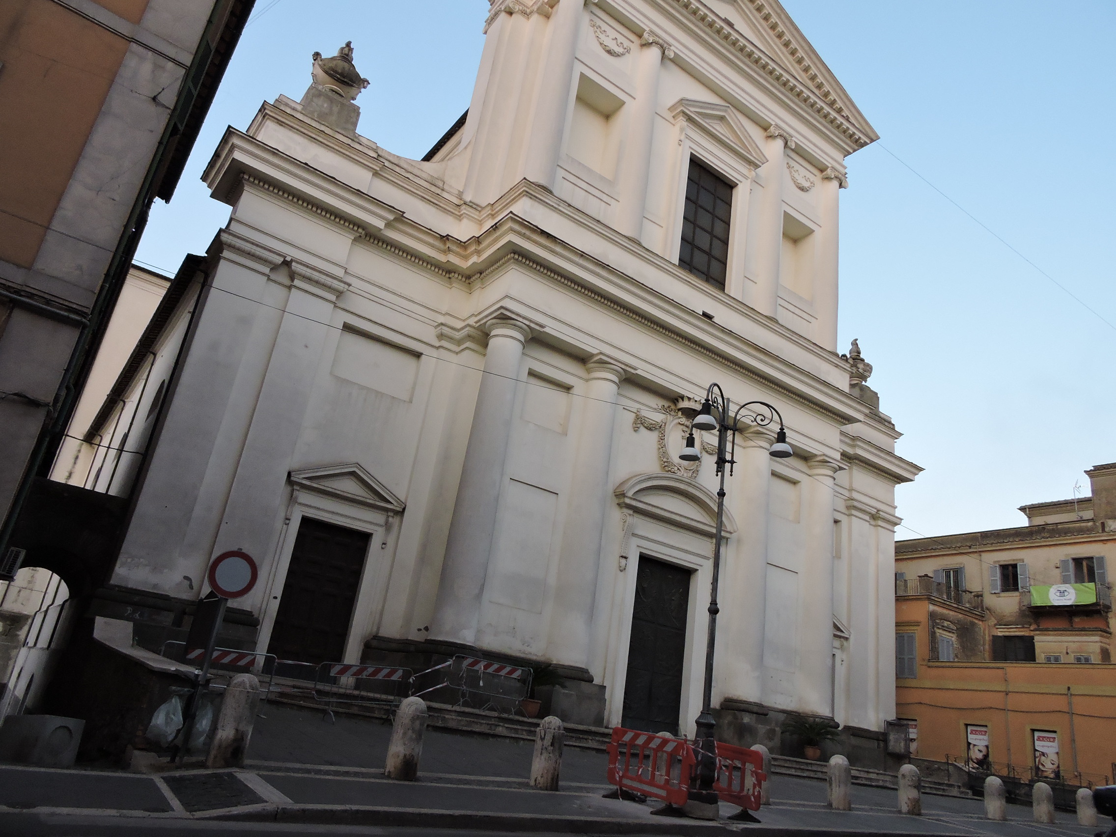 Genzano, caduta di cornicioni dalla facciata del Duomo centrale. Colpita una donna nei pressi della chiesa ieri.