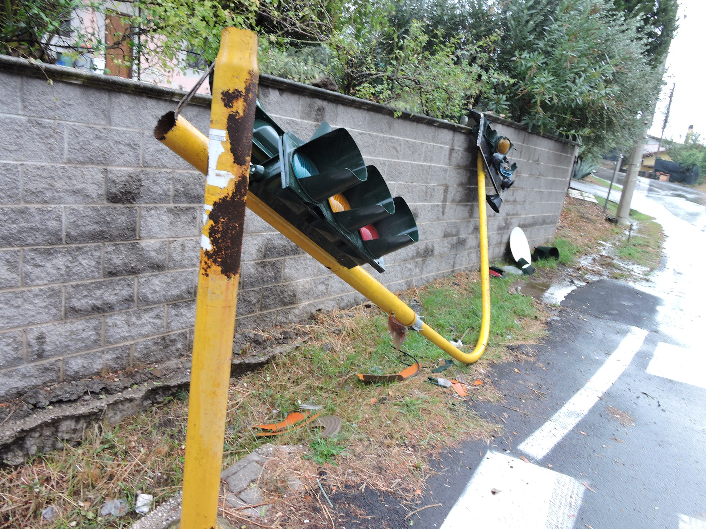 Maltempo, treni fermi Roma- Nettuno, semaforo spezzato a via Tor Paluzzi ad Albano, forti disagi anche a Ciampino e Lanuvio, Genzano e Velletri