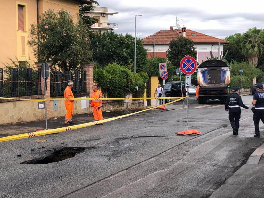 Roma, al Pigneto si apre una voragine per il maltempo