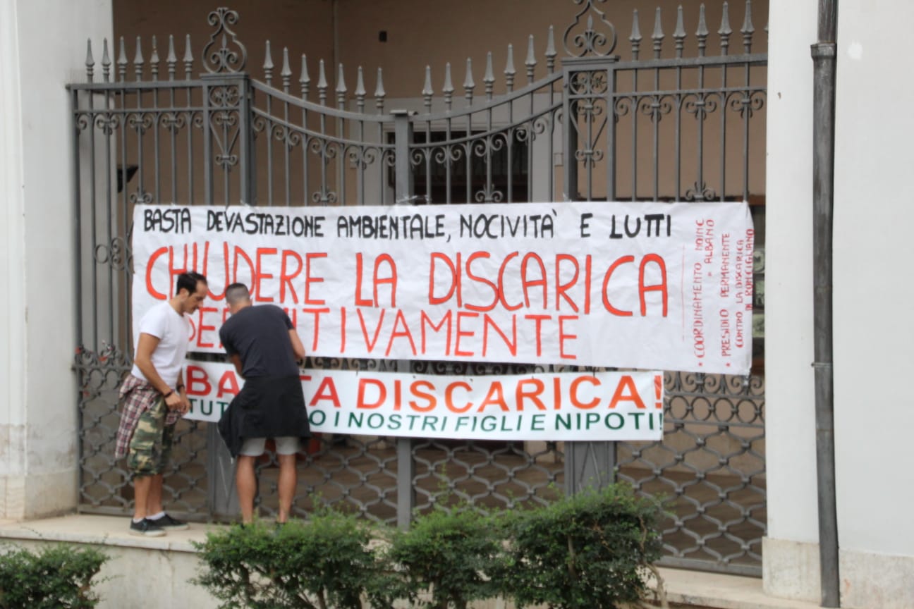 Albano Laziale, protesta davanti al Municipio contro la discarica di Roncigliano