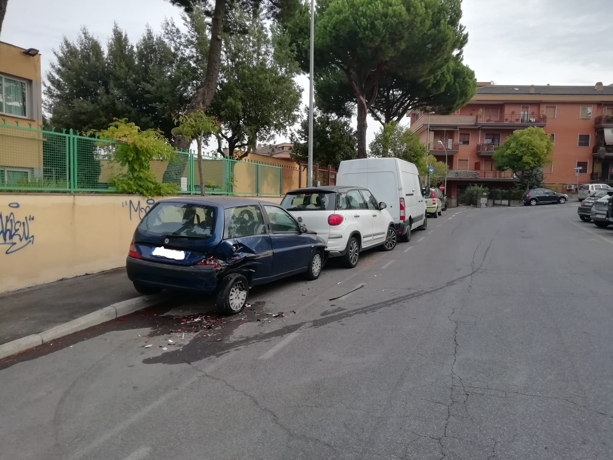 MARINO, PIRATA DELLA STRADA COLPISCE AUTO IN SOSTA E POI SI DILEGUA