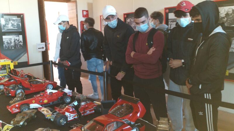 Genzano, entusiasmo degli studenti in visita a Palazzo Cesarini per la Mostra “Questa mia terra” dedicata alla Ferrari