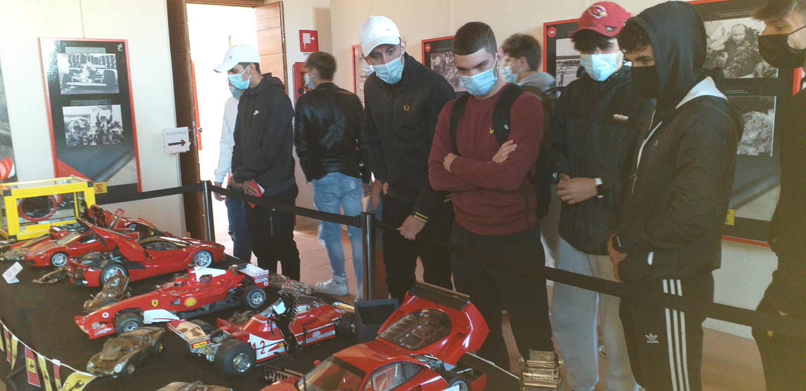 Genzano, entusiasmo degli studenti in visita a Palazzo Cesarini per la Mostra “Questa mia terra” dedicata alla Ferrari