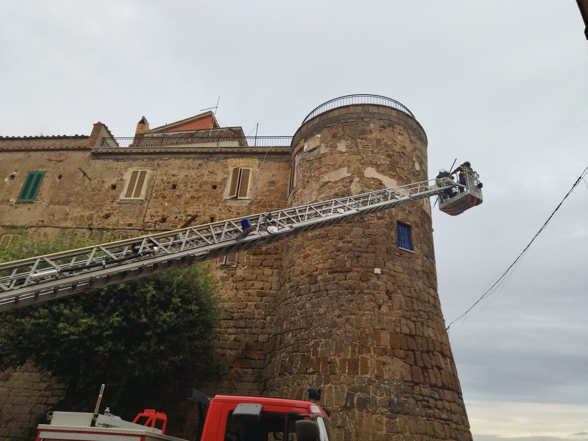 Lanuvio, delicata operazione di rimozione di intonaco alla torre medievale