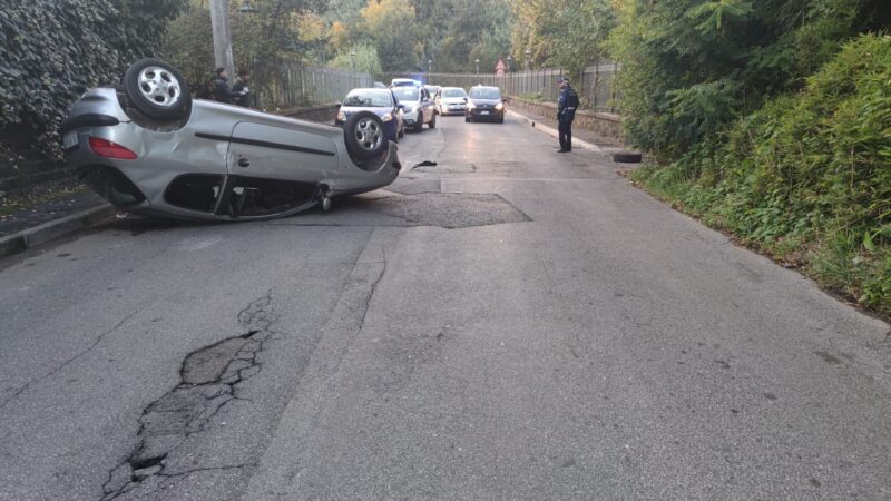 Velletri, auto si cappotta dopo urto con altra auto su via Ponte della Regina. Illeso il conducente.