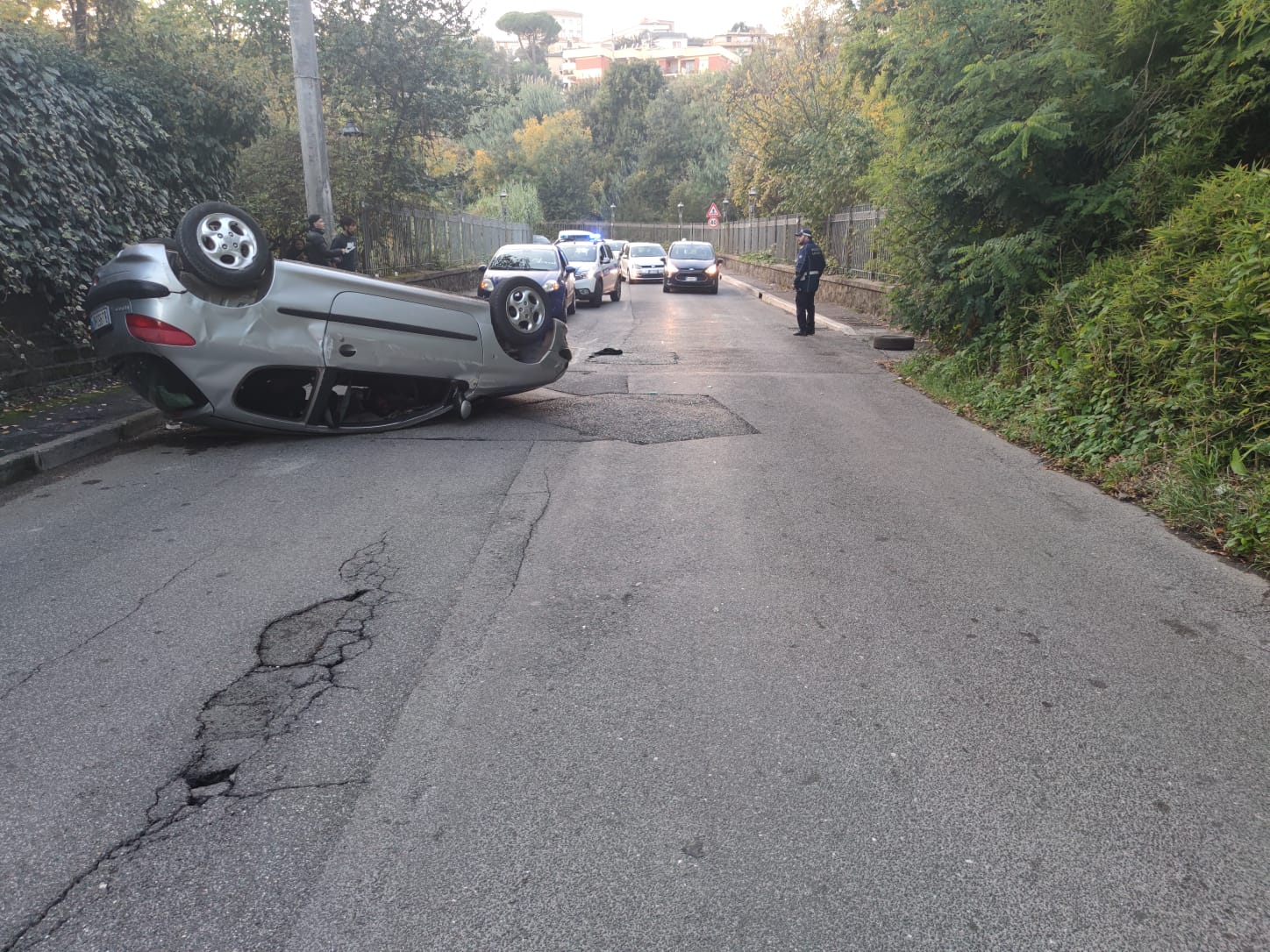 Velletri, auto si cappotta dopo urto con altra auto su via Ponte della Regina. Illeso il conducente.