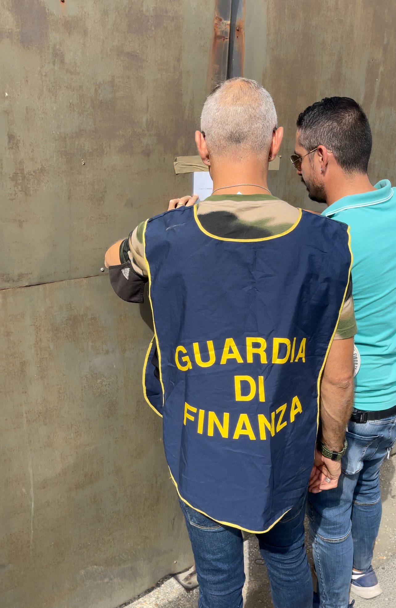 Marino, scoperta dalla Guardia di Finanza una discarica abusiva con annessa officina, denunciata una persona