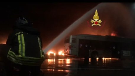 Roma, maxi incendio distrugge deposito di Atac a Tor Sapienza