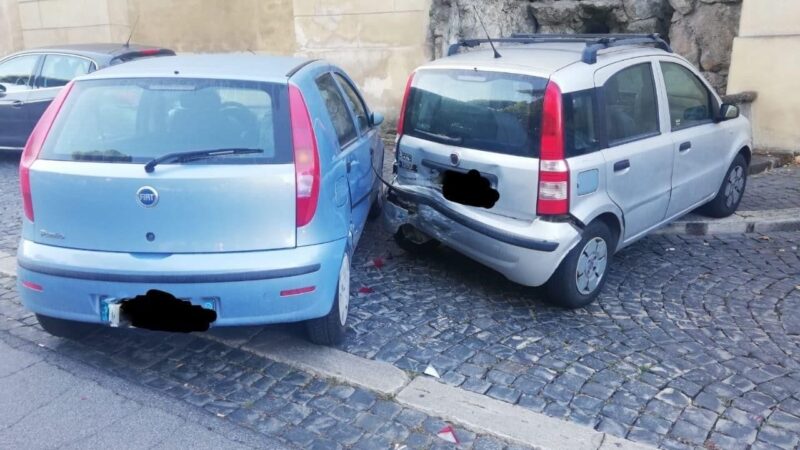 Frascati, urta violentemente due auto in sosta e se ne torna tranquillamente a casa