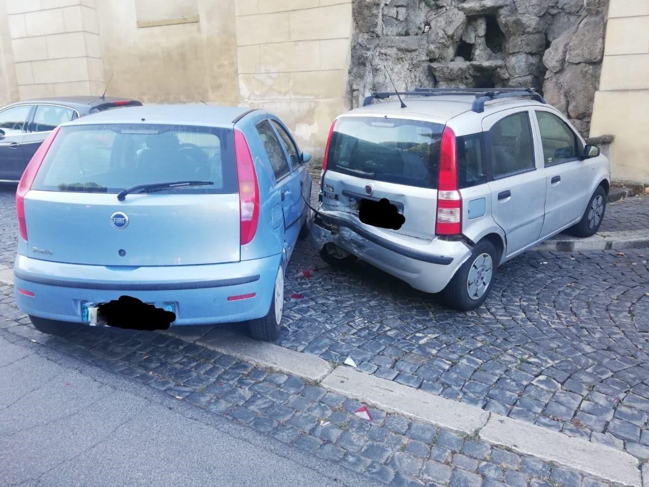 Frascati, urta violentemente due auto in sosta e se ne torna tranquillamente a casa