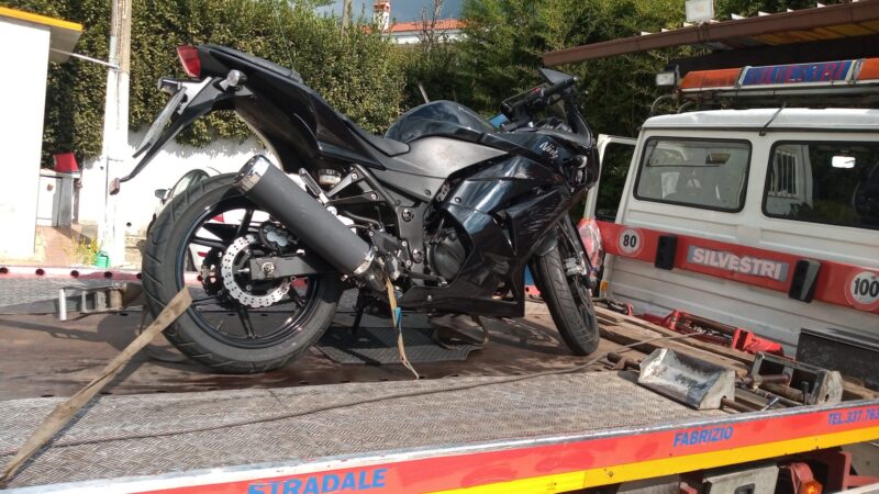 Genzano, incidente stradale coinvolta una moto: un ferito e intervento della polizia locale