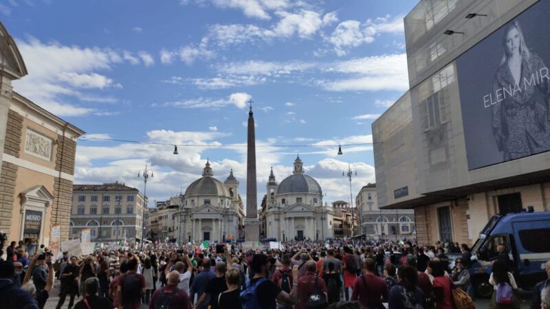 Roma, manifestazione dei No Green Pass a Piazza del Popolo, scontri tra manifestanti e forze dell’ordine