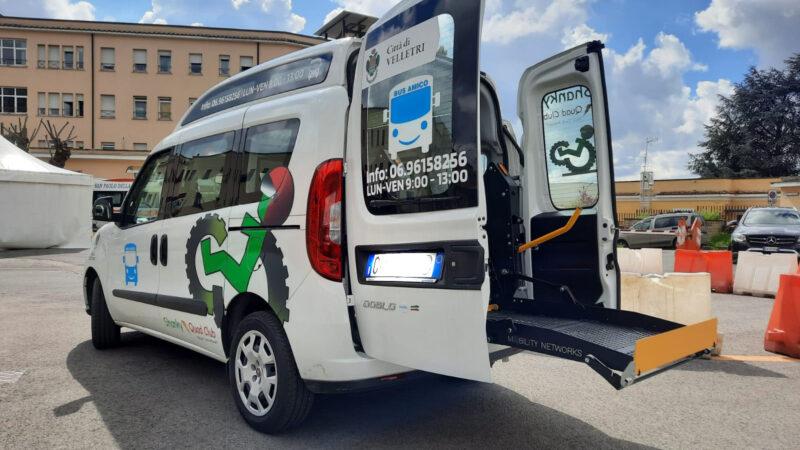 Il Pulmino per disabili dell’associazione Shanky di Velletri ora dotato di gradino elettrico per salita e discesa