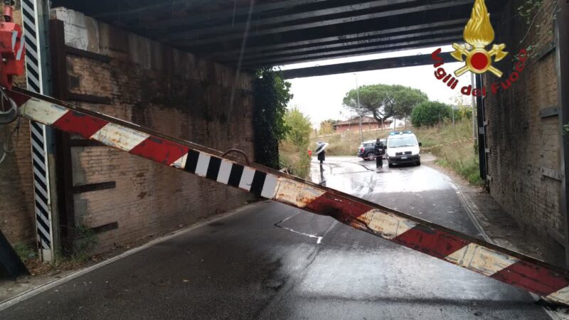 Roma, camion dell’Ama urta e fa cadere su strada trave di metallo che delimita il transito