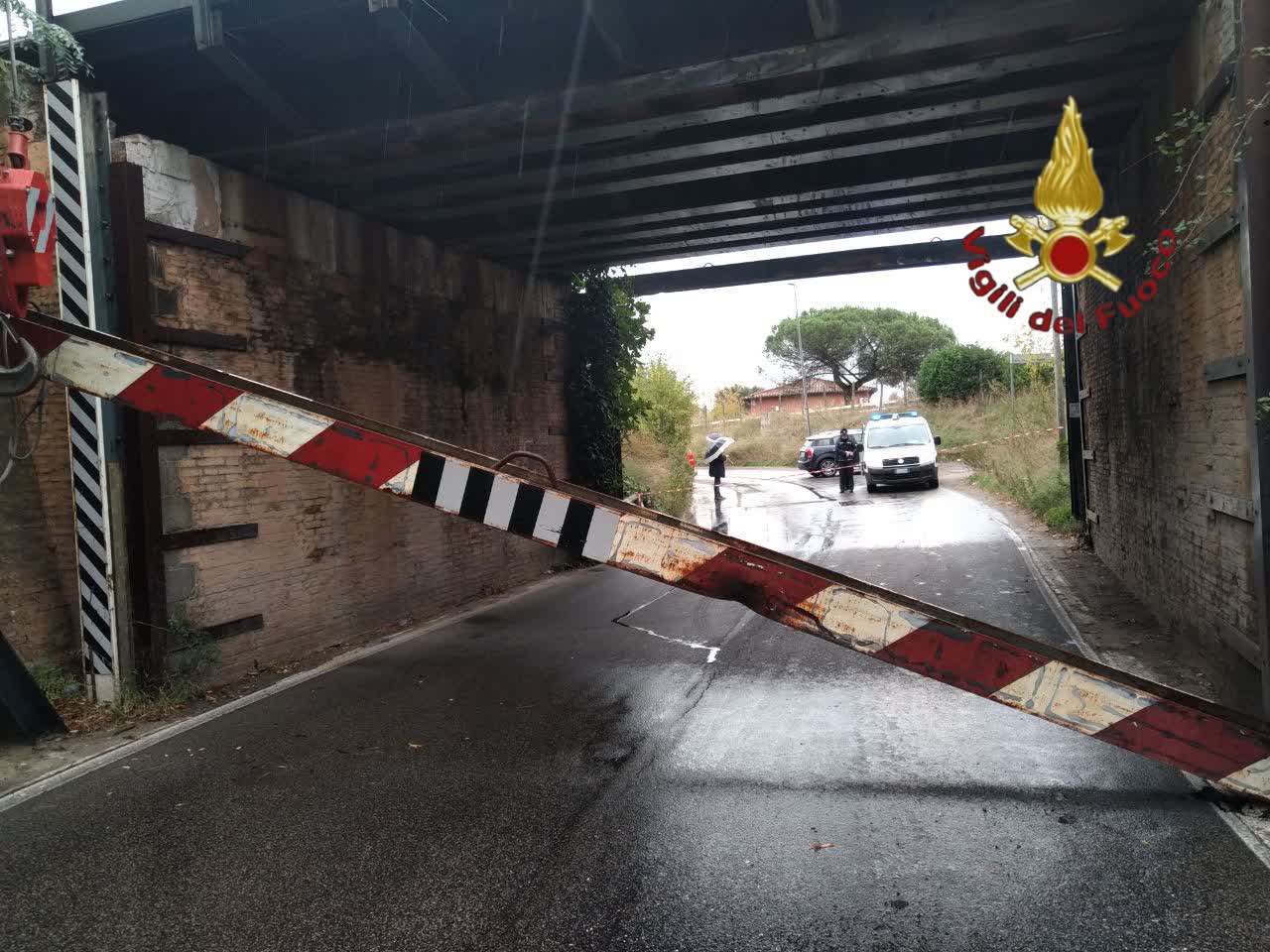 Roma, camion dell’Ama urta e fa cadere su strada trave di metallo che delimita il transito