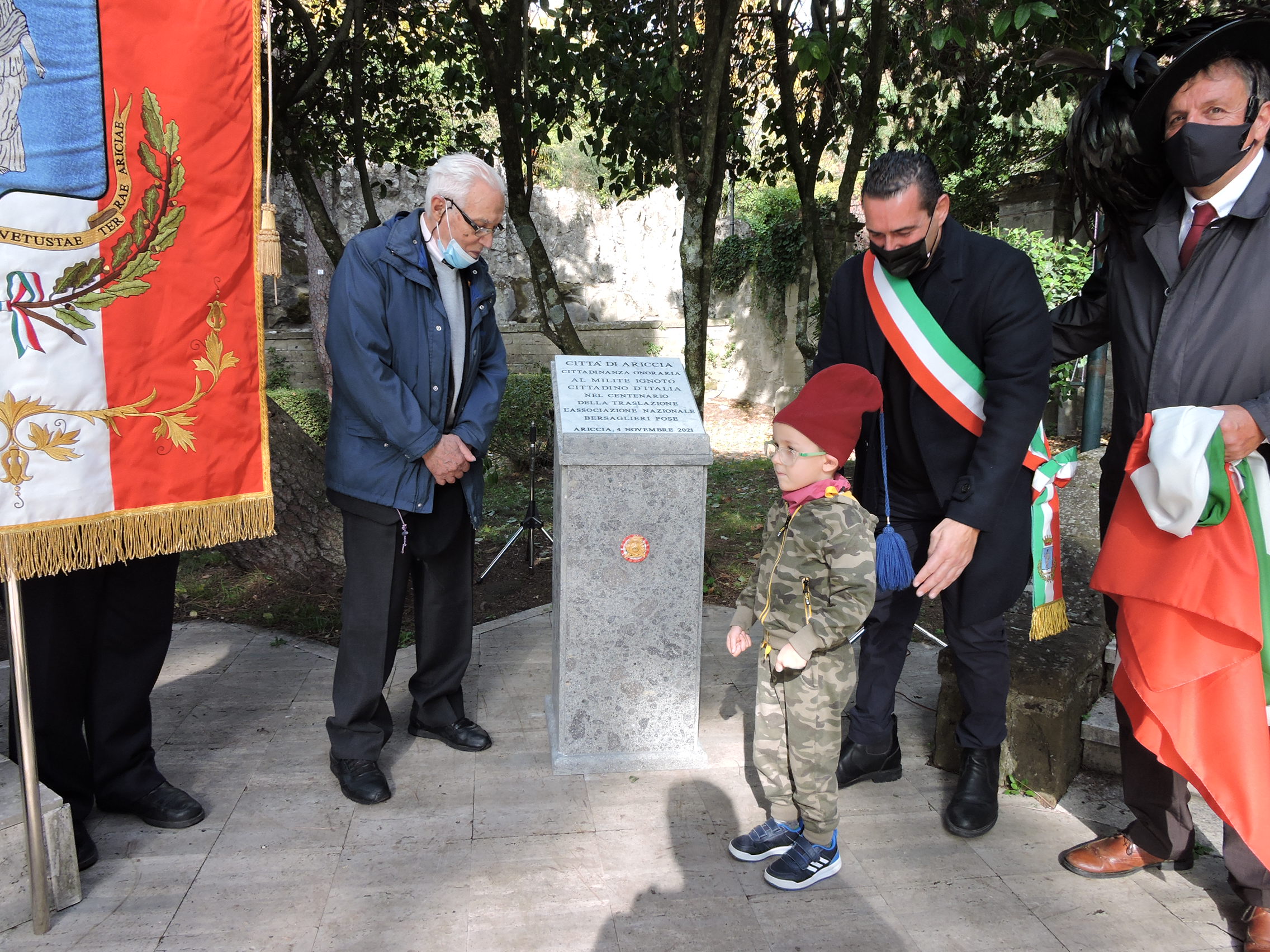 Ariccia, commemorazione del Milite Ignoto e dei caduti in guerra: scoperta la stele donata dall’associazione Bersaglieri