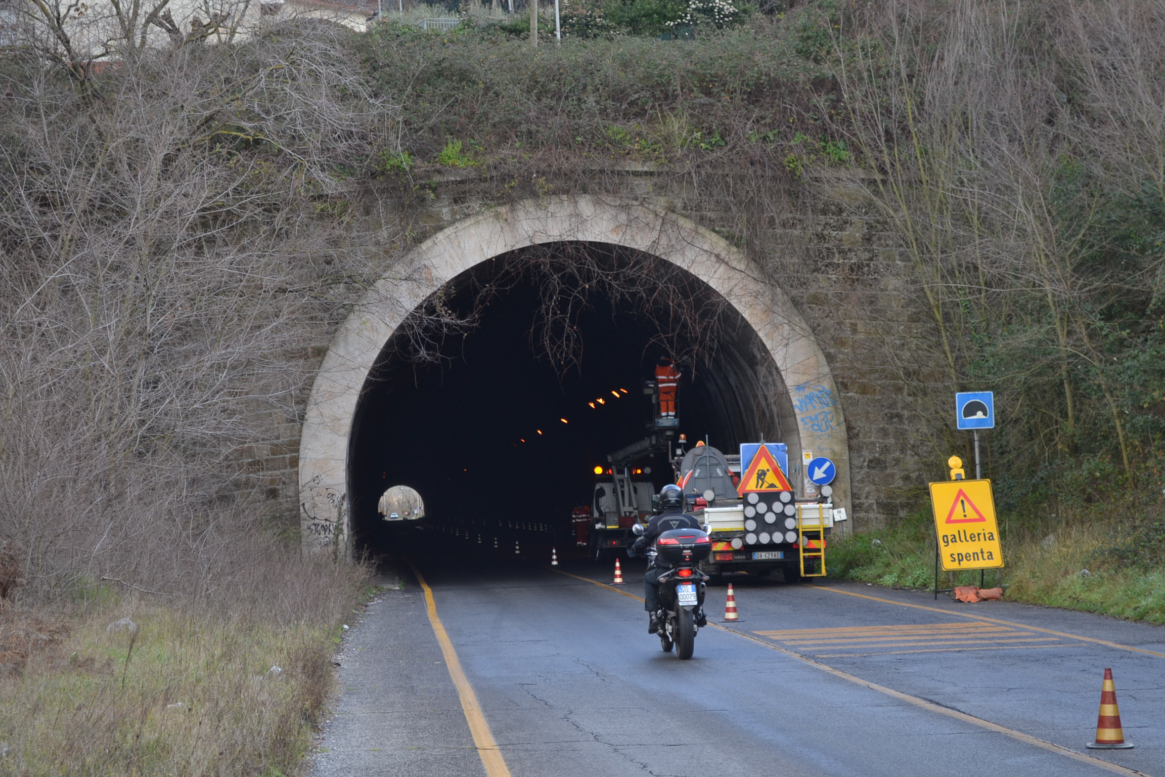 Castel Gandolfo- Marino, incidente mortale in mattinata nella galleria del lungolago, morto ciclista investito da furgone