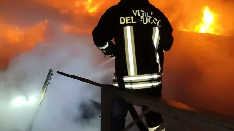 Roma, incendio stabilimento balneare “Mecs Village” sulla via litoranea tra Torvaianica e Casal Porziano