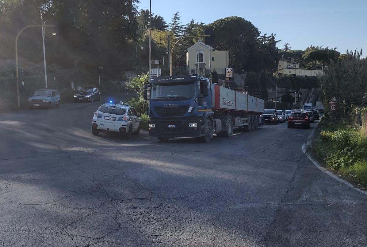 Marino, grosso camion in avaria su Via dei Laghi: traffico in tilt