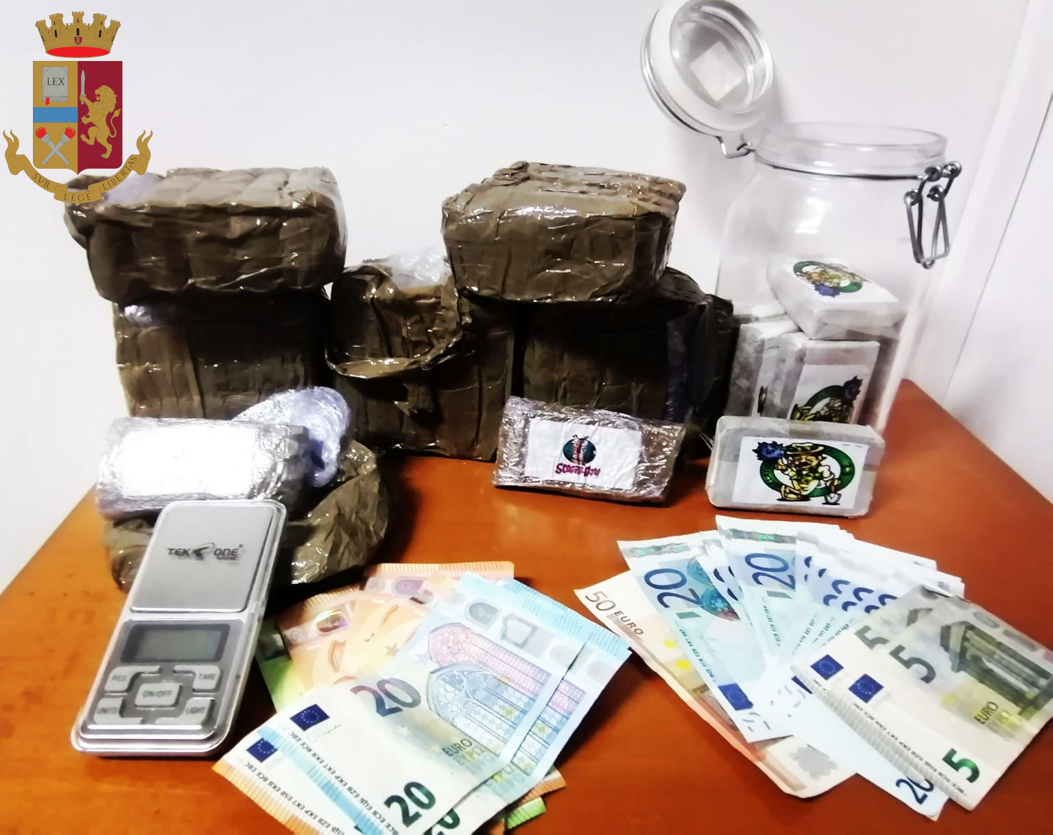 Roma, lotta allo spaccio di stupefacenti: questa settimana, arrestati 15 pusher e sequestrati droghe denaro contante.