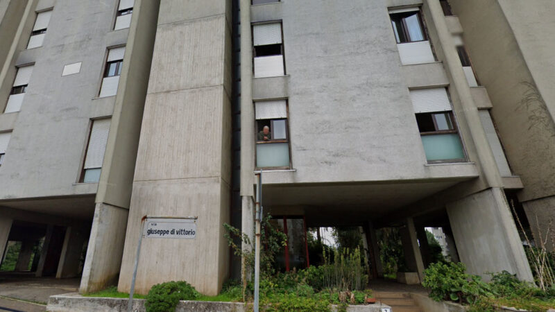 Velletri, in preda a crisi di nervi ragazzo tunisino si lancia su un albero dal balcone del quarto piano dopo un’ora aggrappato