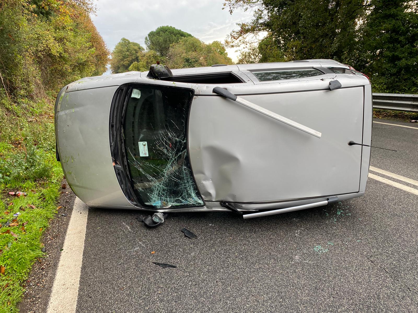 Velletri, incidente sulla via appia, si capotta con la propria automobile mentre va a lavoro