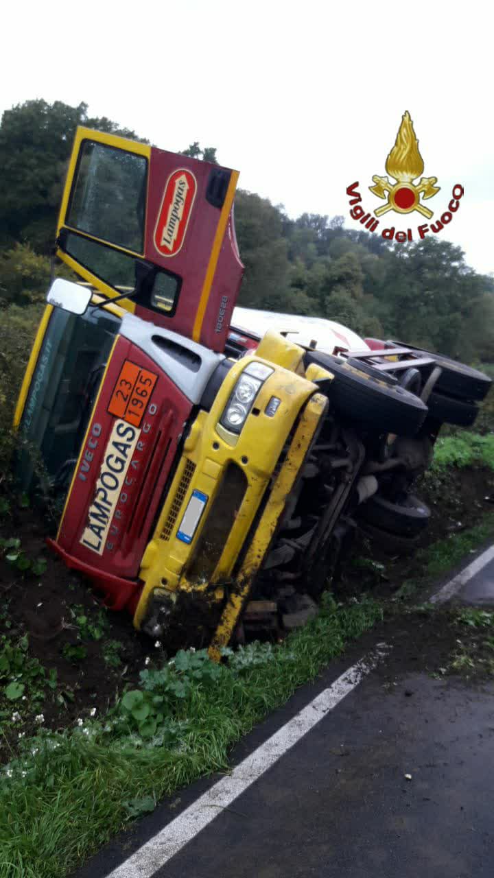 Gallicano nel Lazio, autocisterna piena di gas si ribalta, strada chiusa e lungo intervento dei pompieri