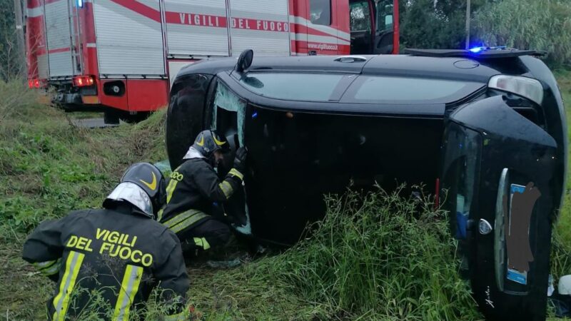 Velletri, via Vecchia Napoli ragazzo finisce fuori strada con la sua auto, estratto vivo dai pompieri