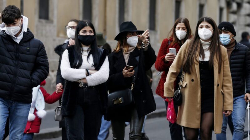 Covid, cambiano le regole per le mascherine: cosa c’è da sapere