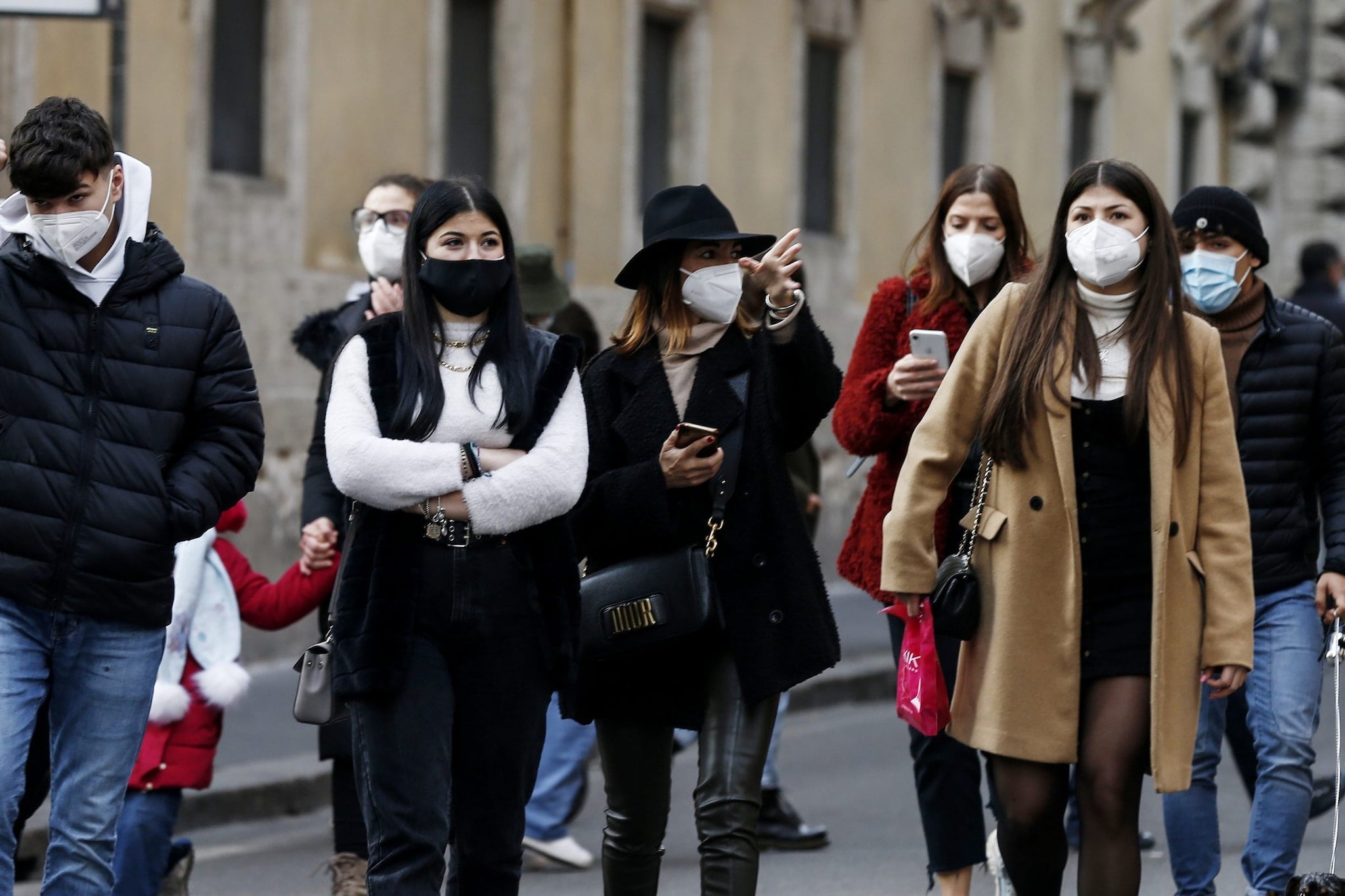 Covid, cambiano le regole per le mascherine: cosa c’è da sapere