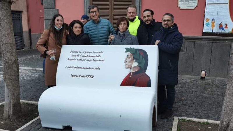 Colonna, inaugurata panchina dedicata a Dante Alighieri