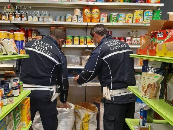 Roma, sequestrati 200 chili di alimenti: contrasto abusivismo commerciale e tutela  salute consumatori, operazioni interforze nel VI Municipio